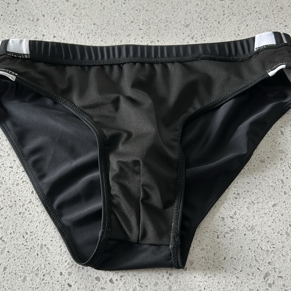 Men’s swim brief - Picture 4 of 12